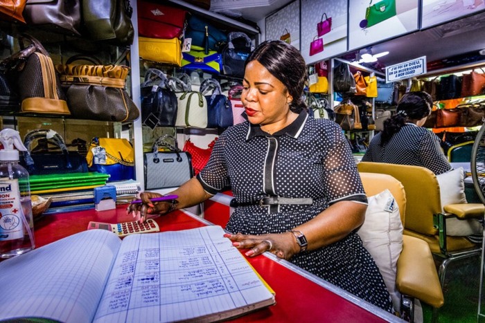 Marina Ananou en su tienda de moda en Abiyán, Costa de Marfil. Es cliente de Fin'Elle, socia de Oikocredit.
